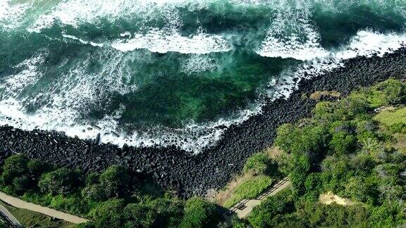 海浪撞击岩石海岸线的天线高清4K高清