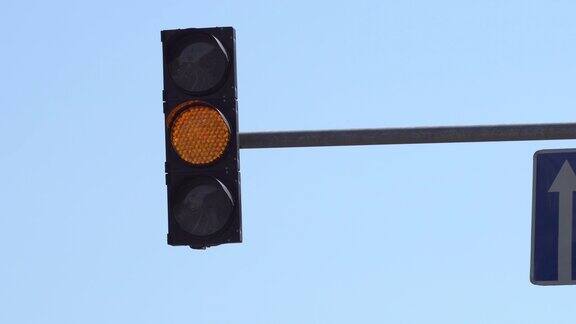 道路上方的红绿灯控制着道路特写镜头改变交通灯交通规则和驾驶安全
