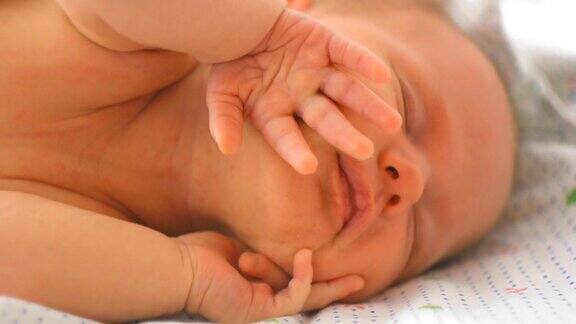 新生女婴在睡觉时伸展身体
