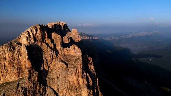 专业鸟瞰图的岩石山在傍晚日落悬崖峭壁极限攀登概念