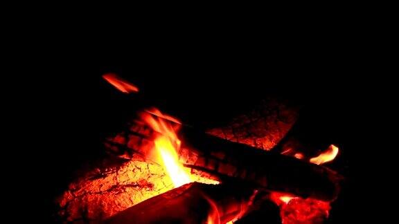 黑夜中篝火的火焰