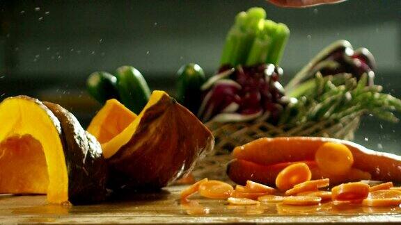专业厨师的手切芹菜和橙胡萝卜藤蔓用来给菜增加风味和额外的风味