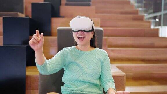 激动人心的亚洲女性玩家玩虚拟现实增强超时空未来3d游戏美丽的年轻女子戴着虚拟现实眼镜玩游戏充满乐趣和快乐