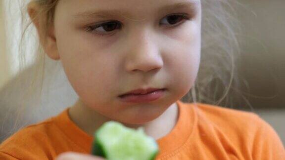 小女孩不愿意吃黄瓜健康婴儿食品