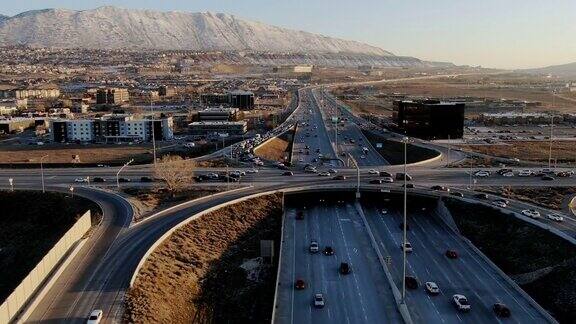 犹他州盐湖城的多车道高速公路上的超高速交通