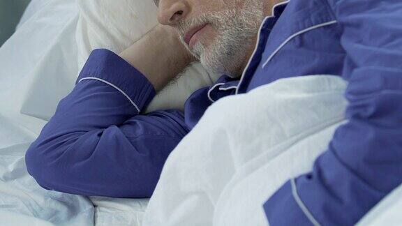 长胡子的老人侧身躺着睡觉晚安恢复精力