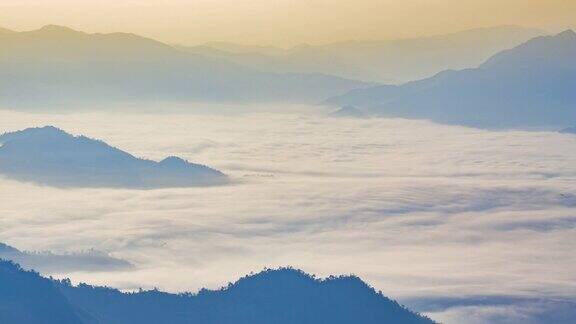 在日出时间的山和移动的雾的时间间隔