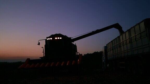 联合收割机在夕阳下收割田地