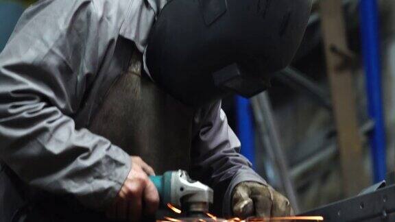 工业工人焊接钢