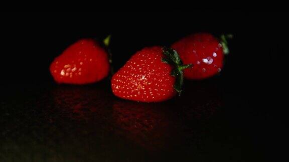 黑色背景下草莓的特写镜头