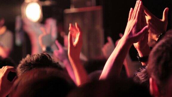 摇滚音乐会的人群举起手来跳