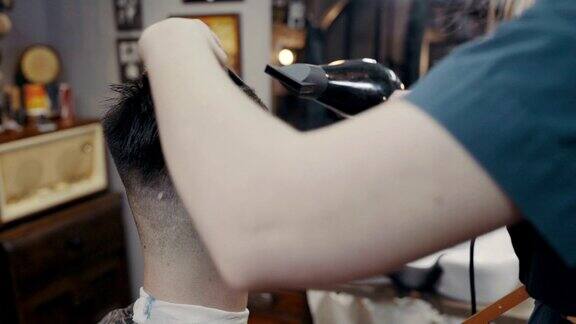 女理发师用剪刀和梳子剪着病人的耳朵近处