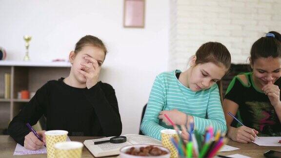 私立学校的女老师和女学生