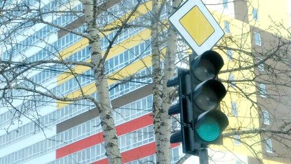 在一幢多层建筑的背景上交通灯由红变黄、变绿