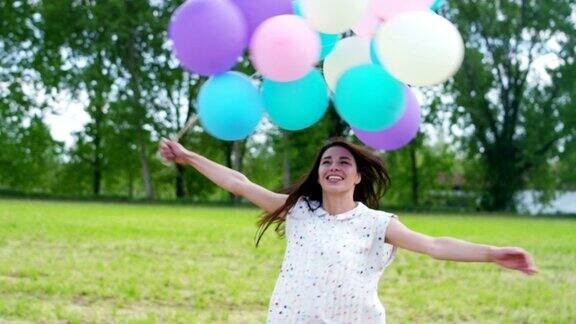 农家快乐少女在草地上放飞气球表现出对周围大自然的喜悦之情