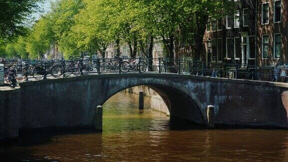 阿姆斯特丹运河桥上停放着许多自行车
