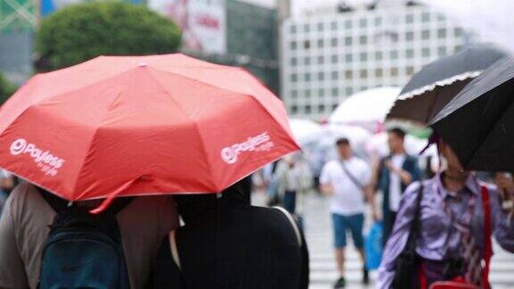 下雨时人群穿过城市道路