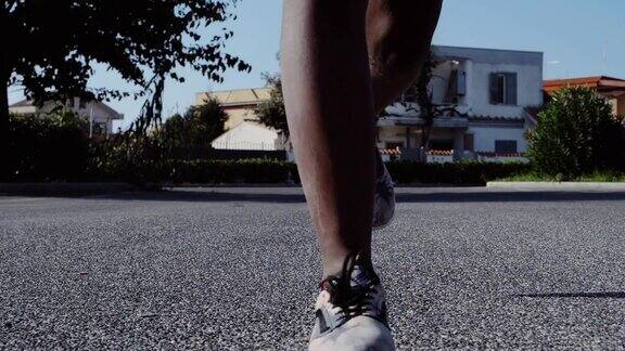 运动训练挑战跑步者的腿在街上跑