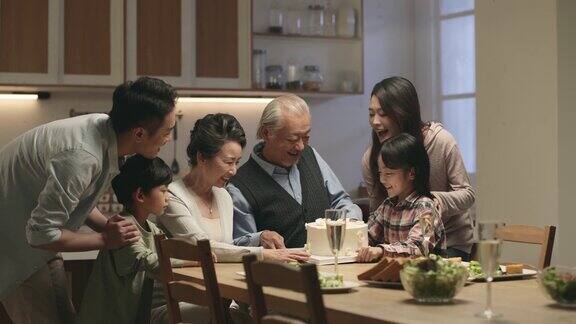 亚洲家庭庆祝祖父母的结婚纪念日