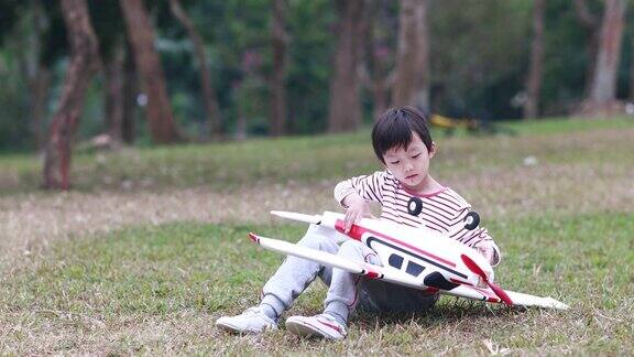 男孩手里拿着玩具飞机