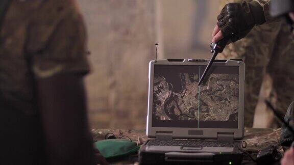 士兵在军队笔记本电脑上发现敌人的地图