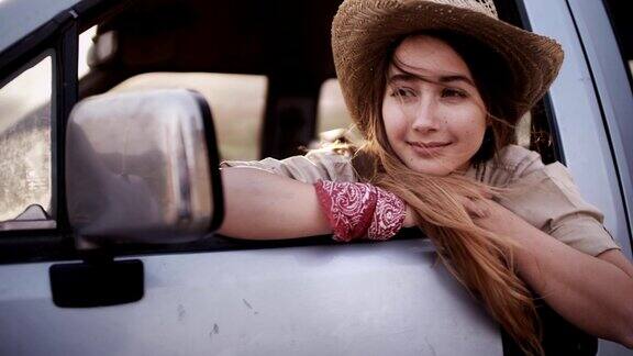 漂亮的金发女人坐在小卡车里做白日梦