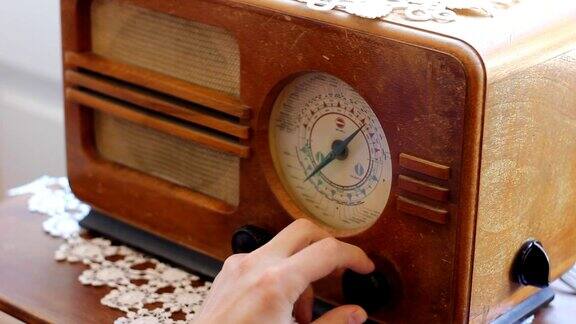 台旧收音机