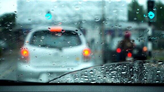 小车内雨天景色的慢动作