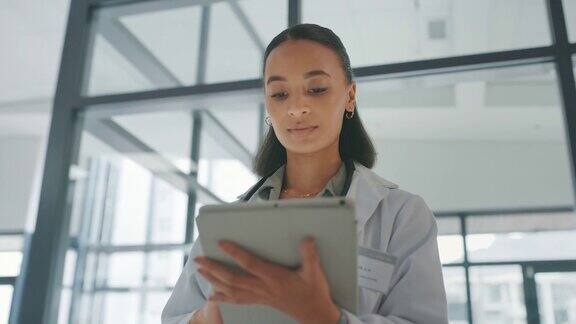 一名年轻女医生在工作时使用数码平板电脑的4k视频片段