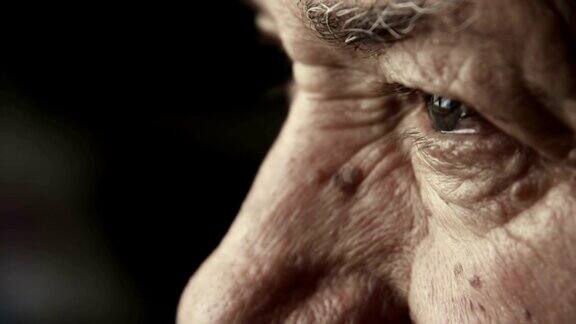 悲哀的老人睁开眼睛:忧郁的老人退休的孤独的人