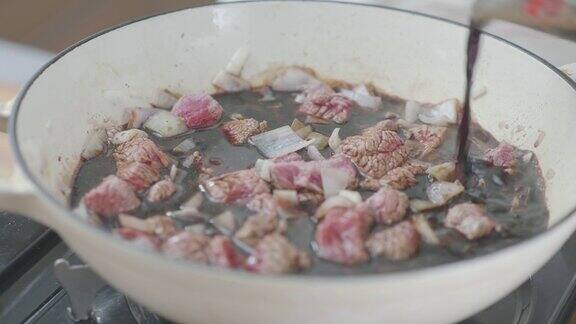 将牛肉高汤倒入铸好的平底锅中