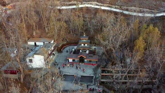 在Mustang区Muktinath寺庙的高角度视图