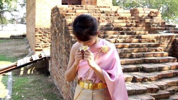 在考古现场穿着泰国传统服饰的泰国妇女慢镜头120便士