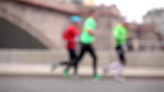 模糊的城市马拉松运动员竞争超级慢动作镜头