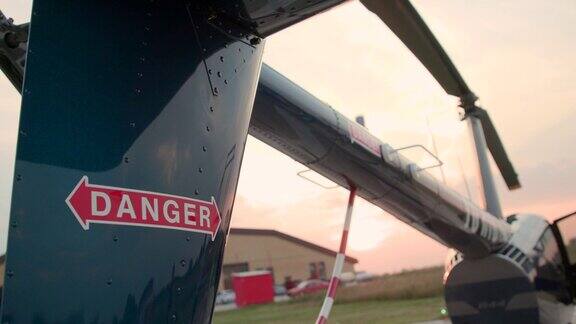 直升机尾部用大写字母表示危险