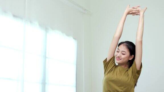 女子客厅锻炼瑜伽