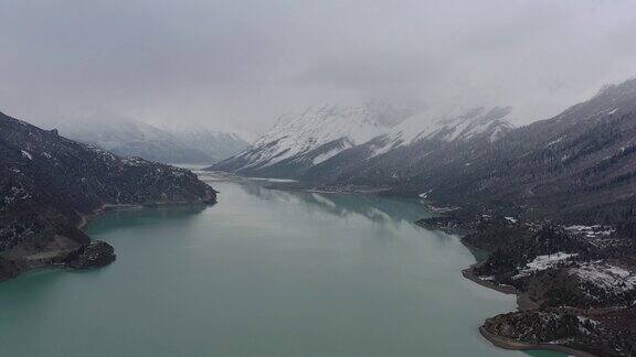 航拍西藏雪山下的湖泊