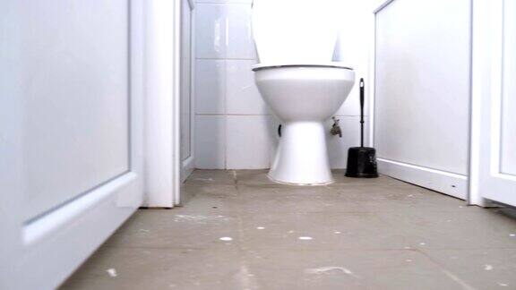 公共厕所隔间镜头从下面厕所的白色隔间之间平稳地移动