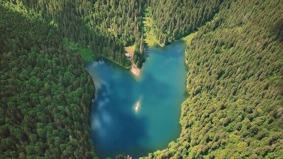 从空中飞过美丽的山脉森林和蓝色的湖从一个鹰飞行的高度