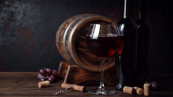 桌上放着一杯红酒和一个木桶和软木塞