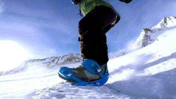 在阳光明媚的冬日里在意大利阿尔卑斯山的斜坡上滑雪