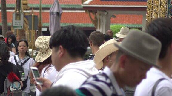 曼谷泰国-2018年5月23日:游客在WatPhraSiRattanaSatsadaram拍摄慢镜头