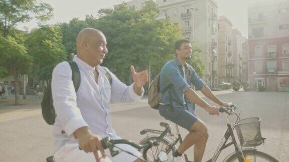 活跃的混合种族男子在巴塞罗那城市休息骑自行车