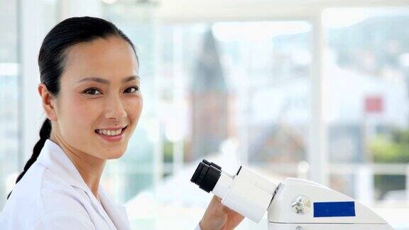 显微镜下的女性研究员