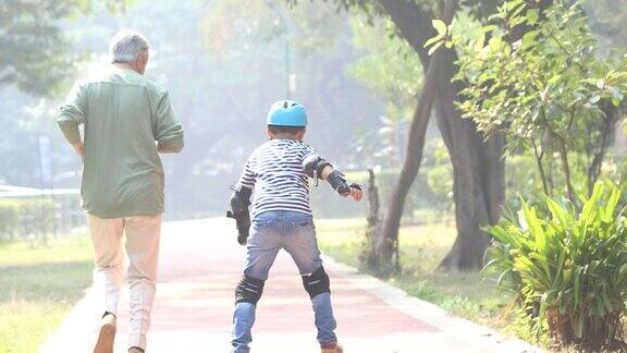 爷爷在公园跑步他的孙子在公园滑冰