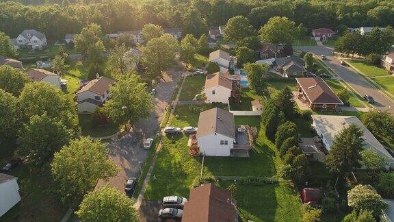 美国新泽西州塞耶维尔郊区房屋鸟瞰图用全景摄像机拍摄的无人机视频片段