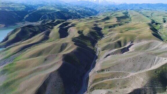 塔什干地区美丽山脉的全景图Zamin