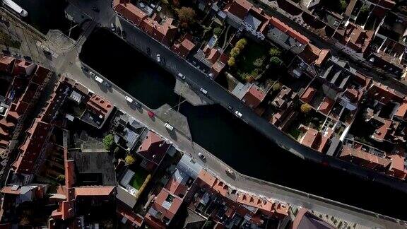 鸟瞰布鲁日比利时运河在一个阳光明媚的日子