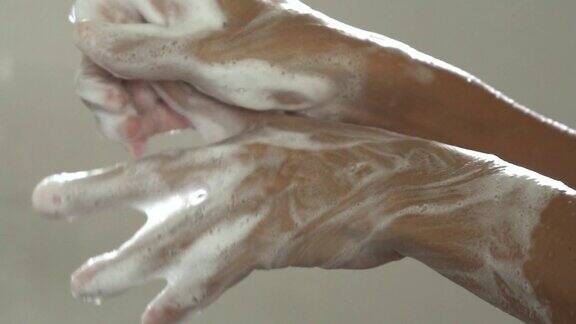 慢动作用肥皂洗手