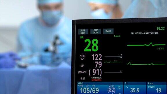 医生用除颤器挽救病人生命消失的心率监测器